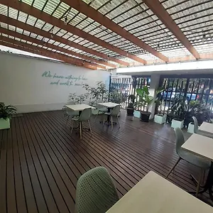 לבקר במלון