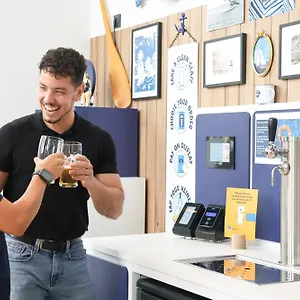 לבקר במלון